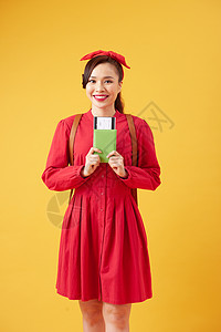 旅行与生活方式概念 持有护照和机票的年轻漂亮女学生全场工作室肖像 以亮黄色背景孤立无援 照片来自Flickr用户文档女性游客旅游图片