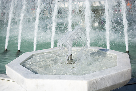 喷泉在粪便中涌出闪亮的水液体公园淋浴水池飞溅喷射背景