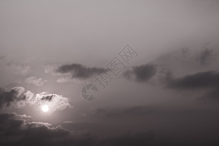 清晨天空中灰色的乌云 阳光照耀日落日出多云太阳黑色风景戏剧性图片