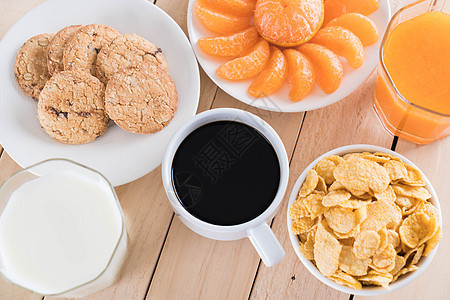 餐桌早餐套餐果汁饼干食物谷物橙子水果桌子牛奶奶昔饮食图片
