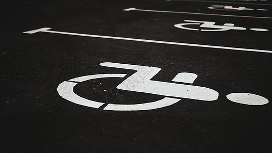 黑砖上残疾人泊车处标志图片