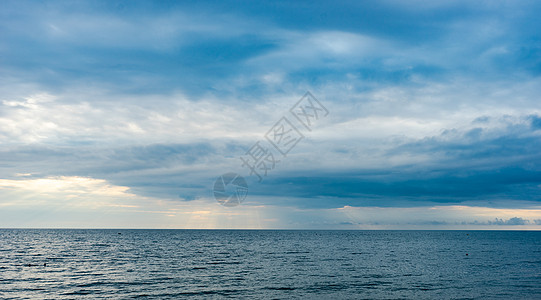 日落在黑海上热带太阳石头背景海岸线射线天空风暴旅行海滩图片