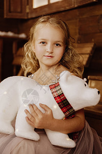 与白极地泰迪熊坐在一起的幼女幼儿图片