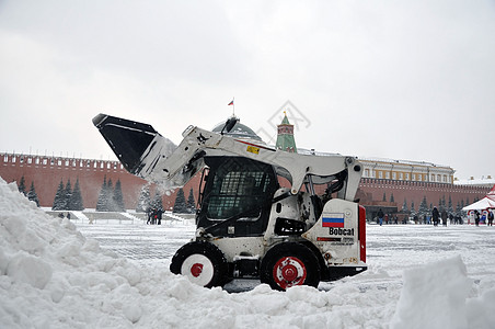在克里姆林宫前从Karsnaya广场清理雪雪图片