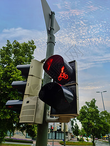 行人和自行车的绿灯和红色交通灯天空车道控制街道黄色城市信号红绿灯安全塑料图片