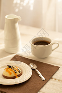 喝着一杯咖啡和甜蛋糕的生活甜点假期杯子阳光桌子薰衣草糕点餐巾花束静物图片