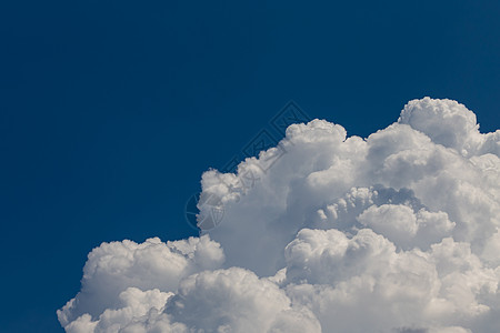 蓝色 sk 中的巨大积雨云天气空气气氛天堂气候云雾水分晴天阳光季节图片