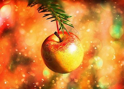 甜熟的苹果挂在圣诞树的绿枝上 闪光和雪效果魔法灰尘奢华星星辉光派对火花金子金光玩具图片