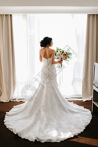 穿着白衣服和花束的新娘酒店绿色褐色幸福婚礼喜悦窗帘火车女孩白色图片