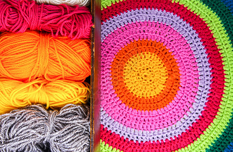 针织垫和五颜六色的羊毛纱线调色板手工紫丁香织物装饰剪刀纺织品针织品彩虹棉布图片