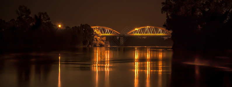 河上桥深夜照亮图片