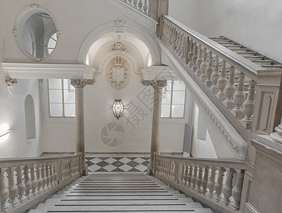 在意大利古典宫殿里 由大理石制成的豪华楼梯优雅文化房子古董地面走廊奢华住宅大厦柱子图片