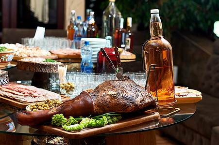 饭桌上的熏猪肉腿菜单食物酒精乡村饭馆餐厅自助餐文化晚餐熏肉图片