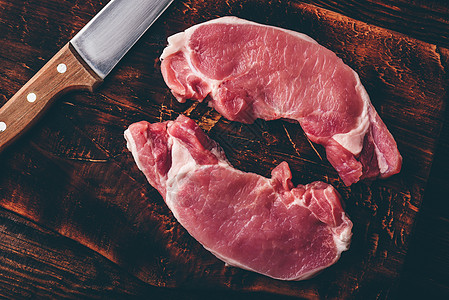 两块猪肉牛排和刀子砧板食物牛扒午餐肋眼屠夫红肉烧烤猪肉鱼片图片