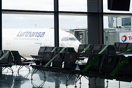 2021年5月22日 德国法兰克福  空休息室 国际机场大厅 19号传染病期间旅行者人数很少运输地面城市座位建筑民众航班椅子玻璃图片
