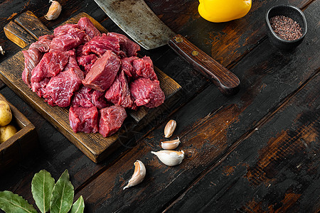 Beef Chuck 炖菜原料 在旧黑木板桌上 有文本复制空间倾斜食谱厨房烧烤美食炖肉屠夫桌子生食烹饪图片