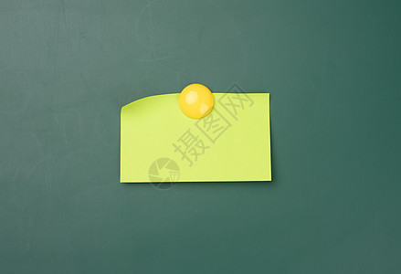绿色粉笔板上白黄色贴纸 上面有圆磁铁 作刻字的地方图片