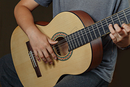 弹吉他的男孩的手 特写 原声吉他正在演奏 音乐概念 原声吉他 现场音乐 弹吉他 乐器的男孩音乐家图片