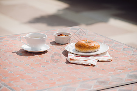 清晨餐桌上有面包和阳光 早餐的咖啡杯牛奶活力白色桌子黑色杯子甜点棕色糕点食物图片