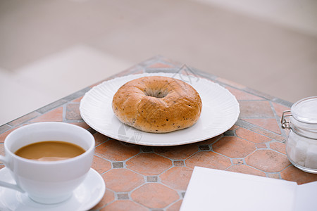 清晨餐桌上有面包和阳光 早餐的咖啡杯桌子食物乡村小吃晴天杯子白色盘子水果咖啡图片