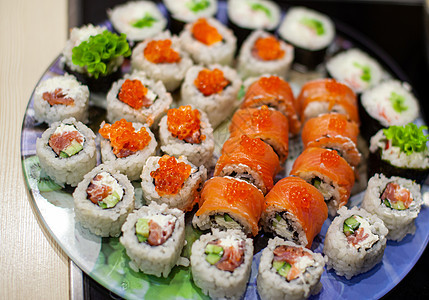 在家做寿司和卷饼 带海鲜和白米的寿司厨房午餐鱼片木板海苔饮食蔬菜美食客人海藻图片