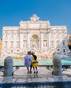 许愿池 罗马 意大利 城市旅行罗马夫妇在罗马城市旅行 在意大利罗马欣赏 Di Trevi 喷泉勘探女士帝国幸福大理石夫妻阳光观光图片