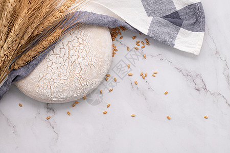在大理石桌上躺着的新鲜自制酵母面团 有小麦耳朵和滚动针烘烤谷类食物拓荒者面包别针面粉糕点种子碳水图片