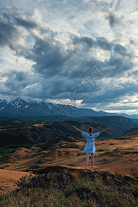 穿着蓝色裙子的女人 在夏天的阿尔泰山上成人假期悬崖冒险季节女性阳光远足者旅行旅游图片