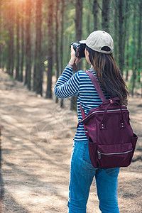 女青年的生活方式 摄影摄影师去拍照旅行成人女性公园游客假期远足照片相机背包技术图片
