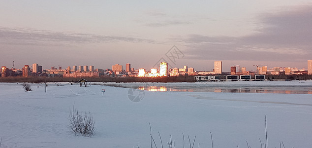 鄂毕河上的新西伯利亚全景 西伯利亚的首都 新西伯利亚 西伯利亚 俄罗斯城市强光天空建筑橙子旅游景观日出反射河堤图片