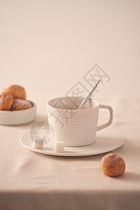 一杯咖啡加甜甜甜圈 以轻背景做早餐棕色小吃甜点黑色面包饮料桌子巧克力甜甜圈粉色图片