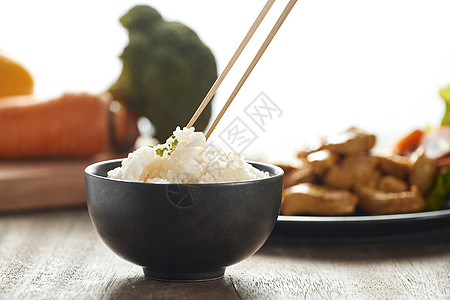 白饭 咖里加咖哩 鸡在木制餐桌上用黑盘子食物蔬菜美食绿色胡椒白色大豆图片