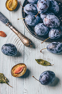 木板表面有叶叶和刀片水果食物早餐高架食谱浆果美食蓝色饮食甜点图片