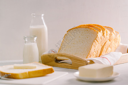 切面包面包和木盘上黄油 简单早餐牛奶食物白色小麦液体玻璃美食产品饮食图片
