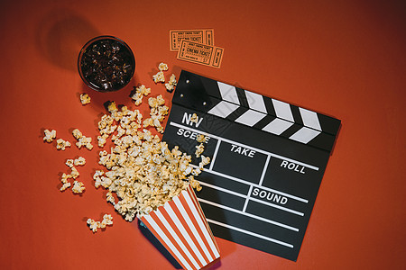 观看电影爆米花 在红色背景的顶端视图大片烹饪框架小吃流行音乐食物玉米盘子背景图片