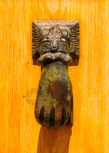门有黄铜敲门的形状 像一只手 漂亮的入房门手指建筑学金属入口旅行木头青铜乡村橡木装饰图片