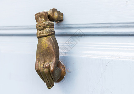 门有黄铜敲门的形状 像一只手 漂亮的入房门橡木乡村古董青铜风化门把手金子手指雕塑装饰图片