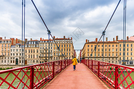 在法国罗昂里昂的萨昂河上的脚桥图片