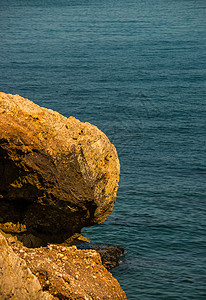 海上高悬崖顶 夏季海底背景 许多喷涌的波浪和石头娱乐旅游耀斑冲浪热带假期绿水地标蓝色风暴图片