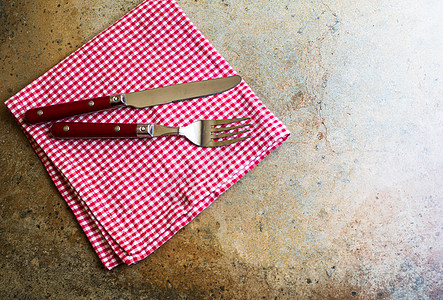 果木牛排Risic 表格设置亚麻织物厨房勺子餐厅纺织品石头餐具乡村桌子背景