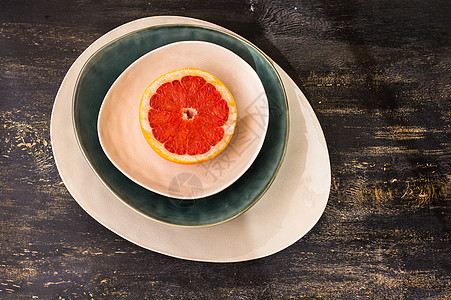 生锈板上的葡萄果片片白色红色乡村食物水果饮食柚子高架盘子桌子图片