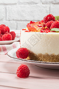 芝士蛋糕加新鲜的草莓和梅子美食浆果蛋糕小屋李子甜点水果奶油面包国家图片
