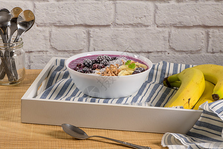 蓝莓冰沙碗种子向日葵早餐浆果叶子薄荷覆盆子桌子甜点香蕉图片