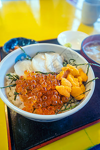 北海道Hakodate鱼市场新鲜海鲜食物旅行鱼片鱼子午餐配料盖饭饮食美食大学图片