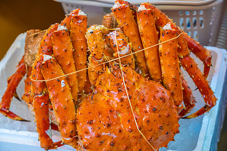北海道函馆海鲜市场的红帝王蟹 Taraba 蟹 或阿拉斯加帝王蟹贸易商业居住旅行销售海洋生物餐厅食物美食图片