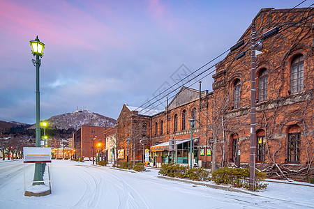 冬季日本北海道的黄昏红砖历史仓库的城市景象观光旅游景观建筑地标购物建筑学历史性季节港口图片