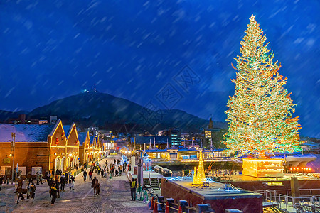 圣诞节夜景冬季日本北海道的黄昏红砖历史仓库的城市景象建筑季节购物旅行旅游历史性建筑学地标港口游客背景