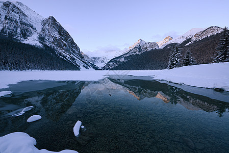 湖湖曲水冬季风景森林山脉公园曲棍球旅行国家假期雪鞋日出图片