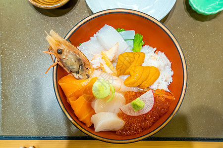 北海道Hakodate鱼市场新鲜海鲜大学食物盘子盖饭餐厅旅行饮食鱼片寿司配料图片