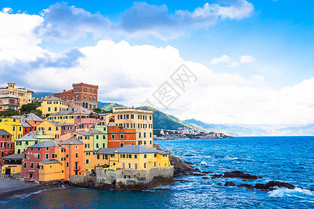 意大利热那亚的码头全景港口城市海岸线蓝色支撑旅游假期海滩建筑房子图片